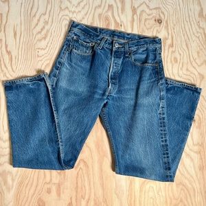 Lᴇᴠɪ’s 501 5 Pᴏᴄᴋᴇᴛ Bᴜᴛᴛᴏɴ Fʟʏ Jᴇᴀɴs